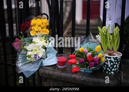 Blumen und Ehrungen vor dem Haus von Dame Vivienne Westwood in London ist die Modedesignerin im Alter von 81 Jahren gestorben. Foto: Freitag, 30. Dezember 2022. Stockfoto