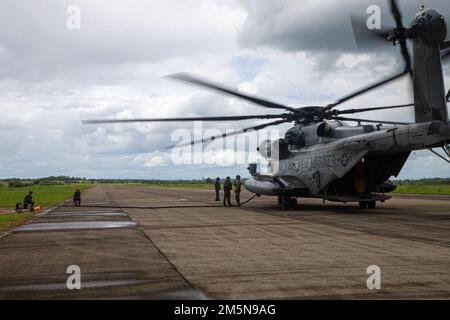 US-Marine, die dem Marine Heavy Helicopter Squadron 466 (HMH-466) zugewiesen wurde, betankt während der Balikatan 22 in Cagayan, Philippinen, am 29. März 2022 einen CH-53E Super Hengst an einem Aufrüst- und Betankungspunkt. Balikatan ist eine jährliche Übung zwischen den Streitkräften der Philippinen und dem US-Militär, die darauf ausgerichtet ist, bilaterale Interoperabilität, Fähigkeiten, Vertrauen und Zusammenarbeit zu stärken, die über Jahrzehnte gemeinsamer Erfahrungen aufgebaut wurde. Balikatan, Tagalog für ‘„Schulter an Schulter“, ist eine langjährige bilaterale Übung zwischen den Philippinen und den Vereinigten Staaten, bei der die tief verwurzelte Partnerschaft hervorgehoben wird Stockfoto