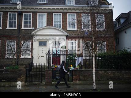 Blumen und Ehrungen vor dem Haus von Dame Vivienne Westwood in London ist die Modedesignerin im Alter von 81 Jahren gestorben. Foto: Freitag, 30. Dezember 2022. Stockfoto