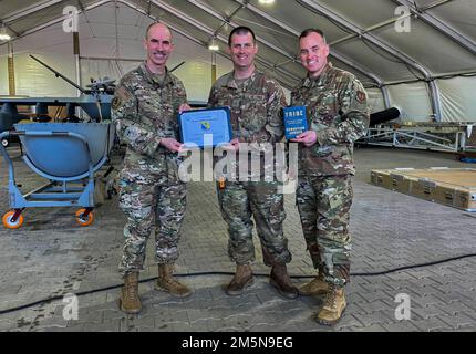 Der dieswöchige Wyvern Fighter of the Week ist Staff Sgt. Christopher Gentry, 731. Expeditionary Attack Squadron, Power Production, der seit fast zwei Monaten Mitglied der Wyvern Nation ist. Gentry leitete ein Team von fünf Flugzeugen außerhalb ihrer Berufsfelder bei der schnellen Installation von Wetterabisolierungen auf einem Hangar, um die Aufgabe an einem Tag zu erledigen. Darüber hinaus arbeitete er direkt mit dem 432. Aircraft Maintenance Squadron zusammen, betreibt einen Personenlift und half ihnen, das Bodendatenterminal in eine Sichtlinie zu verlegen, sodass der Betrieb des MQ-9 fortgesetzt werden konnte. Darüber hinaus spielte Gentry eine wichtige Rolle i. Stockfoto