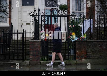 Blumen und Ehrungen vor dem Haus von Dame Vivienne Westwood in London ist die Modedesignerin im Alter von 81 Jahren gestorben. Foto: Freitag, 30. Dezember 2022. Stockfoto