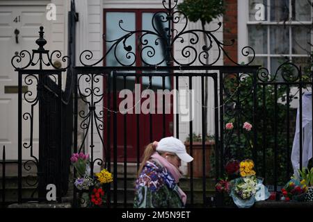 Blumen und Ehrungen vor dem Haus von Dame Vivienne Westwood in London ist die Modedesignerin im Alter von 81 Jahren gestorben. Foto: Freitag, 30. Dezember 2022. Stockfoto