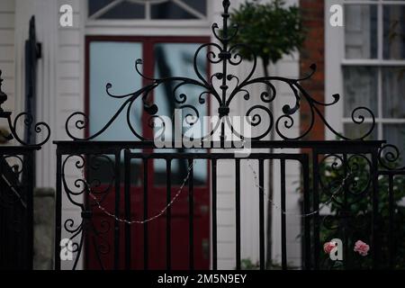 Sicherheitsnadeln sowie Blumen und Ehrungen vor dem Haus von Dame Vivienne Westwood in London ist die Modedesignerin im Alter von 81 Jahren gestorben. Foto: Freitag, 30. Dezember 2022. Stockfoto