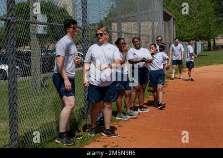 USA Schüler der Air Force Airman Leadership School der Klasse 22-C lachen und jubeln während eines Kickballturniers am Luftwaffenstützpunkt Moody, Georgia, 29. März 2022. Das Turnier gab zukünftigen, nicht kommissionierten Offizieren die Gelegenheit, ihre Wettbewerbsseite zu zeigen, als sie sich gegen die Führung stellten. Stockfoto