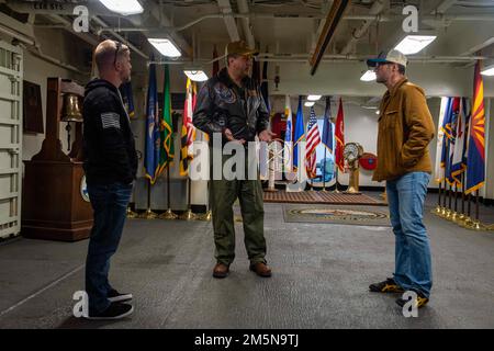 220329-N-OL632-1016 MARINESTÜTZPUNKT NORFOLK (29. März 2022) Kapitän Robert Aguilar, Befehlshaber der USS George H.W. Bush (CVN 77), spricht mit der NASCAR Hall of Famer Dale Earnhardt Jr. und dem NASCAR Xfinity Series-Fahrer Justin Allgaier während eines Besuchs des Schiffes am 29. März 2022. George H.W. Bush bietet der nationalen Kommandobehörde flexible, anpassbare Kampfkapazitäten als Flaggschiff der Trägerstreikgruppe, die die maritime Stabilität und Sicherheit aufrechterhält, um den Zugang zu gewährleisten, Aggressionen abzuwehren und die Interessen der USA, Verbündeten und Partner zu verteidigen. Stockfoto