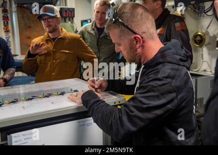 220329-N-OL632-1060 MARINESTÜTZPUNKT NORFOLK (29. März 2022) NASCAR Xfinity Series Fahrer Justin Allgaier, signiert bei einem Besuch des Flugzeugträgers USS George H.W. ein Autogramm Bush (CVN 77), 29. März 2022. George H.W. Bush bietet der nationalen Kommandobehörde flexible, anpassbare Kampfkapazitäten als Flaggschiff der Trägerstreikgruppe, die die maritime Stabilität und Sicherheit aufrechterhält, um den Zugang zu gewährleisten, Aggressionen abzuwehren und die Interessen der USA, Verbündeten und Partner zu verteidigen. Stockfoto