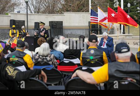 Generalleutnant Donnie Walker, Stellvertreter des Befehlshabers des Militärmaterialkommandos und Oberbefehlshaber von Redstone Arsenal, spricht mit rund 250 vietnamesischen Veteranen, Familienmitgliedern und anderen Teilnehmern während der 10. Jährlichen Feier zum Vietnam Veterans Day am Huntsville-Madison County Veterans Memorial am 29. März, ausgerichtet von Vietnam Veterans of America Chapter 1067. Stockfoto