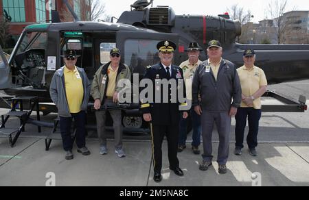 Ein renovierter Huey-Hubschrauber, eines der Symbole des Vietnamkriegs, dient als Kulisse für Geschichten aus dem Vietnamkrieg bei der jährlichen Vietnam Veterans Day Celebration 10. im Huntsville-Madison County Veterans Memorial am 29. März, ausgerichtet von Vietnam Veterans of America Chapter 1067. Generalleutnant Donnie Walker, stellvertretender General des Militärmaterialkommandos und Oberbefehlshaber von Redstone Arsenal, unterhielt sich gerne mit dem Sohn von Gold Star und dem Veteranen des Vietnamkriegs im Ruhestand, Oberst Marshall Eubanks, rechts in grauer Jacke, und anderen Mitgliedern der Vietnam Helicopter Association von North Alabama. Stockfoto