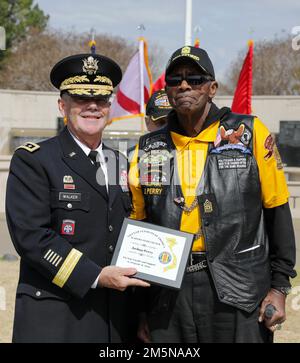 Oberst Joshua Perry im Ruhestand erhält eine Auszeichnung von den Vietnam Veterans of America Chapter 1067 für seine Loyalität und Unterstützung als Feldwebel-at-Arms. Die Auszeichnung wurde von Generalleutnant Donnie Walker, stellvertretender General des Army Material Command und Redstone Arsenal Senior Commander, im Namen von Kapitel 1067 während der Feier zum Vietnam Veterans Day im Huntsville-Madison County, Ala., Veterans Memorial, März 29, verliehen. Stockfoto