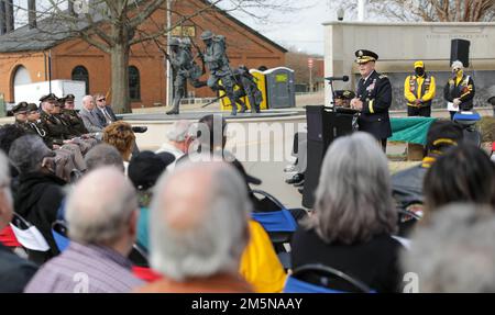 Generalleutnant Donnie Walker, Stellvertreter des Befehlshabers des Militärmaterialkommandos und Oberbefehlshaber von Redstone Arsenal, spricht mit rund 250 vietnamesischen Veteranen, Familienmitgliedern und anderen Teilnehmern während der 10. Jährlichen Feier zum Vietnam Veterans Day am Huntsville-Madison County Veterans Memorial am 29. März, Auf Einladung der Vietnam Veterans of America Chapter 1067. Stockfoto