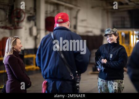 220330-N-HA192-1018 NORFOLK, VA. (30. März 2022) - Section Head, Surface and Undersea Shipbuilding Programming Analyst Cmdr. Rosie Goscinki and Programming Division Deputy Branch Head (OPNAV N80) Frau Sandra Haasl sprach während eines Besuchs an Bord am 30. März 2022 mit Kapitän Paul Burkhart, Executive Officer des Amphibienschiffs USS Bataan (LHD 5). Bataan ist in der Marinestützstelle Norfolk zu Hause. Stockfoto