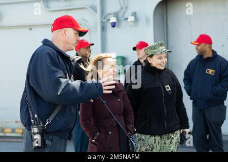 220330-N-HA192-1168 NORFOLK, VA. (30. März 2022) - Section Head, Surface and Undersea Shipbuilding Programming Analyst Cmdr. Rosie Goscinki and Programming Division Deputy Branch Head Ms. Sandra Haasl sprach mit Kapitän Paul Burkhart, Executive Officer des Amphibienschiffs USS Bataan (LHD 5), während eines Besuchs an Bord am 30. März 2022. Bataan ist in der Marinestützstelle Norfolk zu Hause. Stockfoto