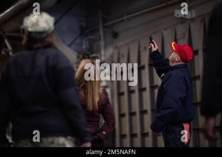 220330-N-HA192-1046 NORFOLK, VA. (30. März 2022) - Section Head, Surface and Undersea Shipbuilding Programming Analyst Cmdr. Rosie Goscinki and Programming Division Deputy Branch Head (OPNAV N80) Frau Sandra Haasl sprach während eines Besuchs an Bord am 30. März 2022 mit Kapitän Paul Burkhart, Executive Officer des Amphibienschiffs USS Bataan (LHD 5). Bataan ist in der Marinestützstelle Norfolk zu Hause. Stockfoto