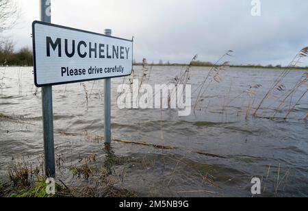 Das Wasser bedeckt Felder in der Nähe des Dorfes Muchelney in Somerset. Der Meteorologe Simon Partridge von Met Office sagte: "Das Wetter in Großbritannien wird wegen des Wetters in den USA durch weitere nasse und windige Wetterperioden aufgrund der Verstärkung des Jetstroms unruhig bleiben." Foto: Freitag, 30. Dezember 2022. Stockfoto