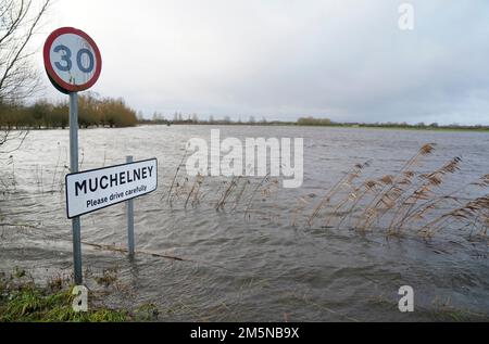 Das Wasser bedeckt Felder in der Nähe des Dorfes Muchelney in Somerset. Der Meteorologe Simon Partridge von Met Office sagte: "Das Wetter in Großbritannien wird wegen des Wetters in den USA durch weitere nasse und windige Wetterperioden aufgrund der Verstärkung des Jetstroms unruhig bleiben." Foto: Freitag, 30. Dezember 2022. Stockfoto