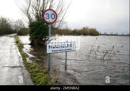 Das Wasser bedeckt Felder in der Nähe des Dorfes Muchelney in Somerset. Der Meteorologe Simon Partridge von Met Office sagte: "Das Wetter in Großbritannien wird wegen des Wetters in den USA durch weitere nasse und windige Wetterperioden aufgrund der Verstärkung des Jetstroms unruhig bleiben." Foto: Freitag, 30. Dezember 2022. Stockfoto