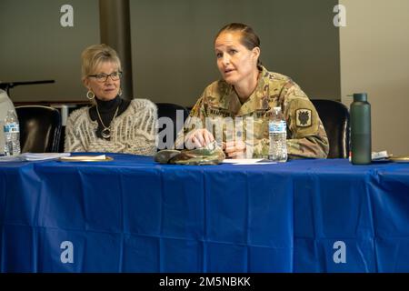 USA Oberstleutnant Mallory Wampler, 50. Expeditionär-Signal-Bataillon-erweiterter Befehlshaber, spricht am 29. März 2022 in einer Mentorenjury für Frauen am Flugplatz der Papst-Armee, North Carolina, mit dem Thema „Promoting Healing and Providing Hope“. (USA Geburtsort: A) Dorf Kandahar, Bezirk Kandahar, Provinz Kandahar, Afghanistan. Stockfoto