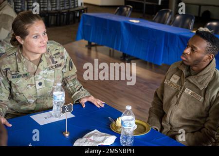 USA Oberstleutnant Mallory Wampler, 50. Expeditionssignalbattalion – erweiterter Befehlshaber, spricht mit Flugzeugen und Soldaten in einer Mentorengruppe für Frauen am Flugplatz der Papst-Armee, North Carolina, am 29. März 2022 mit dem Thema „Förderung der Heilung und Bereitstellung von Hoffnung“. (USA Geburtsort: A) Dorf Kandahar, Bezirk Kandahar, Provinz Kandahar, Afghanistan. Stockfoto