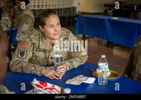 USA Oberstleutnant Mallory Wampler, 50. Expeditionssignalbattalion – erweiterter Befehlshaber, spricht mit Flugzeugen und Soldaten in einer Mentorengruppe für Frauen am Flugplatz der Papst-Armee, North Carolina, am 29. März 2022 mit dem Thema „Förderung der Heilung und Bereitstellung von Hoffnung“. (USA Geburtsort: A) Dorf Kandahar, Bezirk Kandahar, Provinz Kandahar, Afghanistan. Stockfoto