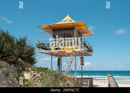 GOLD COAST, QUEENSLAND, AUSTRALIEN 21. 2022. DEZEMBER, Surf Liretavers Lookout Tower mit Weihnachtsdekorationen und blauem Himmel Hintergrund. Editorial use Stockfoto