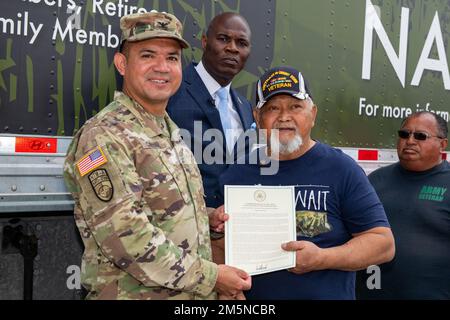 USA Oberst Shane Cuellar, 502. Befehlshaber der Truppenunterstützungsgruppe, stellt Vietnam-Veteranen, die während der Gedenkfeier zum Vietnamkrieg am 29. März 2022 an der Militärbasis San Antonio-Fort Sam Houston, Texas, teilnahmen, die Vietnam-Dienstmedaille zur Verfügung. Stockfoto