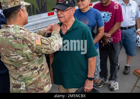 USA Oberst Shane Cuellar, 502. Befehlshaber der Truppenunterstützungsgruppe, stellt Vietnam-Veteranen, die während der Gedenkfeier zum Vietnamkrieg am 29. März 2022 an der Militärbasis San Antonio-Fort Sam Houston, Texas, teilnahmen, die Vietnam-Dienstmedaille zur Verfügung. Stockfoto