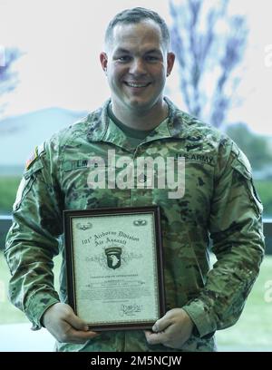 Staff Sgt. Samuel Lima, Staff Leader mit Bravo-Truppe, 1. Staffel, 75. Kavallerie-Regiment, 2. Brigaden-Kampfteam, 101. Luftangriff, besitzt ein Dankeszertifikat, das er während eines Rundtischgesprächs zum Thema Kohäsion in Fort Campbell, Ky, 29. März 2022 erhalten hat. Lima entwickelte in seiner Formation ein Konzept für Soldaten, um die Zeit des Eagle-Stammes zu nutzen, um offene Diskussionen über Themen zu führen, kritisch zu denken und Teamzusammenhalt zu schaffen. Stockfoto