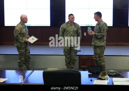 Staff Sgt. Samuel Lima, Staff Leader mit Bravo-Truppe, 1. Staffel, 75. Kavallerie-Regiment, 2. Brigaden-Kampfteam, 101. Luftangriff, erhält ein Dankeszertifikat von Generalmajor JP McGee, kommandierender General, 101. ABN. Div (AA) und Oberstleutnant Ed Matthaidess, Commander, 2. BCT, während eines Rundtischgesprächs zum Thema Kohäsion in Fort Campbell, Ky., 29. März 2022. Lima entwickelte in seiner Formation ein Konzept für Soldaten, um die Zeit des Eagle-Stammes zu nutzen, um offene Diskussionen über Themen zu führen, kritisch zu denken und Teamzusammenhalt zu schaffen. Stockfoto