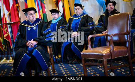 Inter-American Defense College Leadership ehrt Dr. Roberto Pereyra Bordon, Professor als erster renommierter Professor am Inter-American Defense College auf dem IADC-Campus in Ft. Lesley J. McNair, Washington, D.C., 29. März 2022. Während des Besuchs sprach General Novaes mit Studenten und wurde in die IADC Hall of Honor aufgenommen. Außerdem nahm er an einem Bürogespräch mit der Führung Teil, erhielt eine Einweisung in das College und nahm an einer Tour durch den Campus Teil. Stockfoto