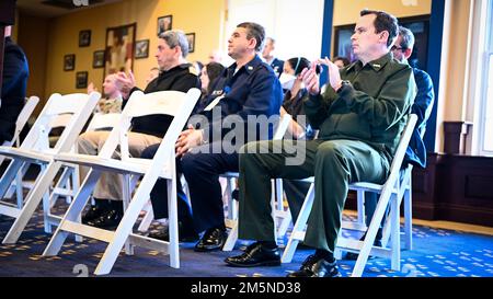 Inter-American Defense College Leadership ehrt Dr. Roberto Pereyra Bordon, Professor als erster renommierter Professor am Inter-American Defense College auf dem IADC-Campus in Ft. Lesley J. McNair, Washington, D.C., 29. März 2022. Während des Besuchs sprach General Novaes mit Studenten und wurde in die IADC Hall of Honor aufgenommen. Außerdem nahm er an einem Bürogespräch mit der Führung Teil, erhielt eine Einweisung in das College und nahm an einer Tour durch den Campus Teil. Stockfoto
