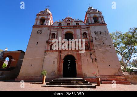 Nicht exklusiv: Allgemeiner Blick auf die Hauptfassade der Kirche San Jeronimo Tlacochahuaya in der Gemeinde San Jerónimo Tlacochahuaya, Stockfoto