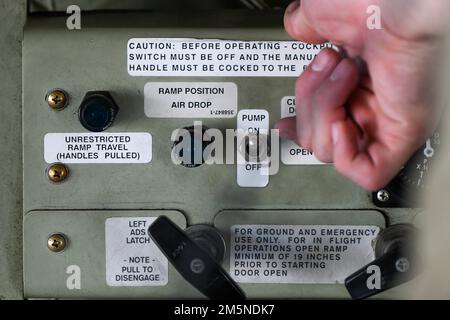 Senior Airman Gordon Massett, 36. Airlift-Geschwader C-130J Super Hercules-Ladermeister, legt einen Schalter während der Flugvorbereitung auf dem U-Tapao Royal Thai Navy Airfield, Thailand, 29. März 2022. Flugzeuge, die der 374. Instandhaltungsgruppe und der 36. Luftaufstandsschwadron zugeteilt wurden, besuchten Thailand für gemeinsame Schulungen mit der Royal Thai Air Force. Stockfoto