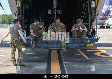 Flugzeuge, die der 374. Wartungsgruppe und der 36. Airlift-Geschwader auf einer C-130J Super Hercules-Laderampe am U-Tapao Royal Thai Navy Airfield, Thailand, zugewiesen wurden, 29. März 2022. Yokota Airmen besuchten Thailand für ein gemeinsames Training mit der Royal Thai Air Force. Stockfoto