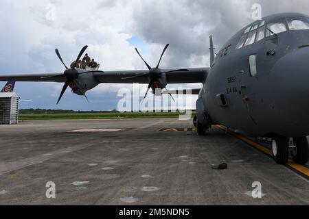 Flugzeuge, die der 374. Wartungsgruppe und der 36. Airlift-Geschwader zugeteilt wurden, inspizieren einen C-130J Super Hercules-Motor auf dem U-Tapao Royal Thai Navy Airfield, Thailand, 29. März 2022. Für die Sicherheit und den Erfolg der Mission ist es unerlässlich, dass wir auch die Flugzeuge in Schulungsmöglichkeiten wie diese einbeziehen. Stockfoto