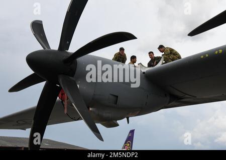 Flugzeuge, die der 374. Wartungsgruppe und der 36. Airlift-Geschwader zugeteilt wurden, inspizieren einen C-130J Super Hercules-Motor auf dem U-Tapao Royal Thai Navy Airfield, Thailand, 29. März 2022. Für die Sicherheit und den Erfolg der Mission ist es unerlässlich, dass wir auch die Flugzeuge in Schulungsmöglichkeiten wie diese einbeziehen. Stockfoto