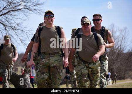 Einige Teilnehmer an einer Sheppard NCO Academy 5k Racking sind während ihrer Wanderung zur Unterstützung des Klassenkameraden Sgt. James Sykes und seiner Familie am Sheppard Air Force Base, Texas, 28. März 2022 lächelnd. Sykes' Tochter, die 2-jährige Zoey, wurde 2021 mit Leukämie diagnostiziert, und die Unterstützung durch seine Air Force Familie war überwältigend. Stockfoto