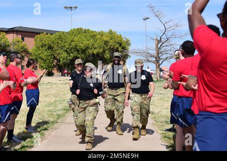 Die Teilnehmer einer Sheppard NCO Academy 5k Racking sind alle nach dem Ende ihrer Wanderung zur Unterstützung des Klassenkameraden Sgt. James Sykes und seiner Familie auf der Sheppard Air Force Base, Texas, am 28. März 2022 lächelnd. Sykes' Tochter, die 2-jährige Zoey, wurde 2021 mit Leukämie diagnostiziert, und die Unterstützung durch seine Air Force Familie war überwältigend. Stockfoto