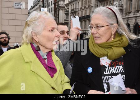 Vivienne Westwood, die Königin der britischen Mode, starb im Alter von 81 Jahren. DATEIBILD. Vivienne Westwood mit Vanessa Redgrave, Junior Doctors protestieren, Waterloo Place, London. UK Stockfoto