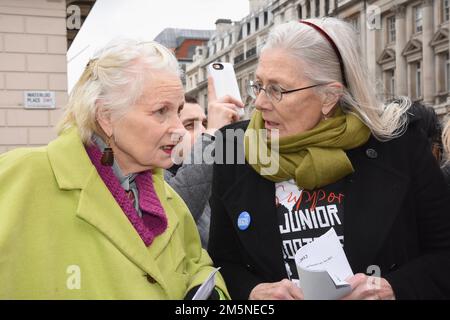 Vivienne Westwood, die Königin der britischen Mode, starb im Alter von 81 Jahren. DATEIBILD. Vivienne Westwood mit Vanessa Redgrave, Junior Doctors protestieren, Waterloo Place, London. UK Stockfoto