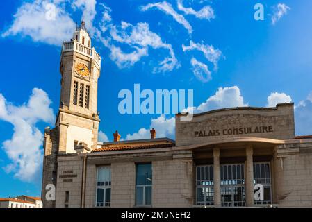 Fassade und Turm des Konsularpalastes entlang des Canal de la Peyrade in Sete, Occitanie, Frankreich Stockfoto