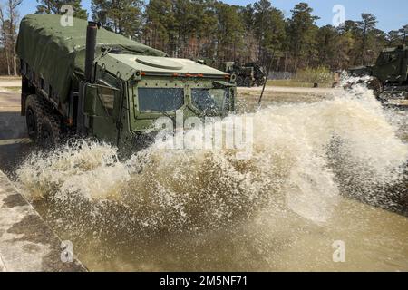 Ein mitteltaktischer Fahrzeugersatz mit 3. Landing Support Bataillon, Combat Logistics Regiment 3, 3. Marine Logistics Group, fährt durch Wasser, während er während der Übung Atlantic Dragon im Marine Corps Base Camp Lejeune, North Carolina, einen Tiefseefording-Kurs durchführt, 29. März 2022. 3. LSB führt Atlantic Dragon 22 in Zusammenarbeit mit CLR-37, 3. MLG und Combat Logistics Bataillon 451, CLR-45, 4. MLG durch, um Und bereiten Ausrüstung für eine Vielzahl von Zwecken im gesamten Marine Corps. Während der Übung testet das LSB-Team von 3. die Fähigkeiten im Hinblick auf das Verhalten Stockfoto