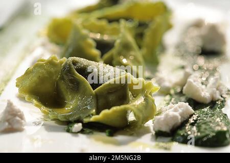 Grüne Tortelli mit Ricotta und Spinat. Gourmet-Foto Stockfoto