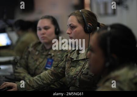 USA Air Force Senior Airman Rhiannon Padgett, Center, 81. Air Control Squadron Weapons Director, erläutert die Rolle des Geschwaders zwei Airmen aus dem 325. Operations Support Squadron intel Büro am Luftwaffenstützpunkt Tyndall, Florida, 29. März 2022. Das 81. ACS, auch bekannt als WETSTONE, ist das einzige aktive Luftwaffengeschwader, das befugt ist, im Rahmen des Programms zur Evaluierung des Waffensystems der Luftwaffe bei Live-Feuern Kommando und Kontrolle über die Kampfführung auszuüben. Stockfoto