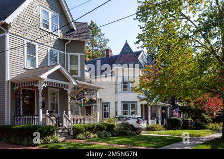 Häuser in Newtonw, Pennsylvania, mit Halloween-Dekor, USA Stockfoto