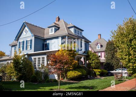 Häuser entlang der Straße in Newtown, Pennsylvania, USA Stockfoto