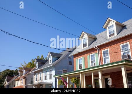 Terrasse neben Houses Roadside in Newtown, Pennsylvania, USA Stockfoto