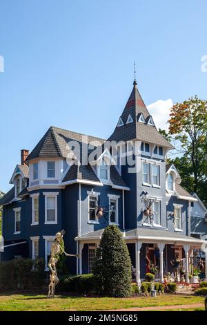 Großes Haus mit Halloween-Dekoration in Newtown, Pennsylvania - USA Stockfoto