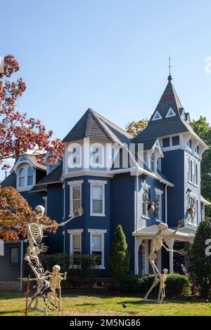 Großes Haus mit Halloween-Dekoration in Newtown, Pennsylvania - USA Stockfoto