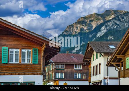 Altes traditionelles Holzhaus in den Schweizer Alpen Stockfoto