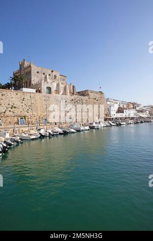 Historischer Hafen, Rathaus auf der linken Seite, Ciutadella oder Ciutadela, Menorca, Balearen, Spanien Stockfoto